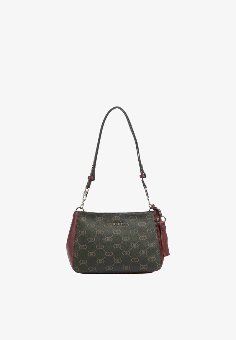 Bolso verde con textura y detalles en granate, con un patrón de logotipos, herrajes metálicos y una correa para el hombro. Forma rectangular compacta.