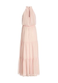 Robe maxi rose douce sans manches avec col halter, fente profonde à l'avant, taille froncée et jupe fluide à étages.