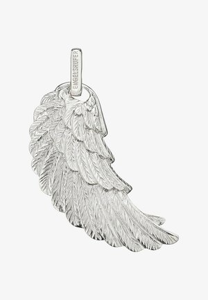 Ciondolo argento a forma di ala piumata stilizzata, con dettagli e texture intricate, dotato di un anello per l'attacco.