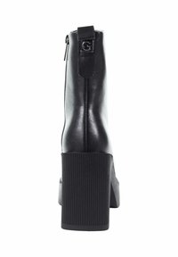 Czarne botki za kostkę z gładkiej skórzanej cholewki, zapięciem na zamek, akcentem z logo oraz grubą, żebrowaną podeszwą obcasem.