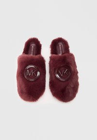 Burgundia faux karusnahast sussid paksu ribaega, mille esiosas on ümmargune läikiv MK logo. Pehme tekstuur, võrguta disain.