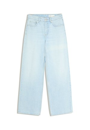 Jean bleu clair à jambes larges avec cinq poches, fermeture par bouton et fermeture éclair, et passants de ceinture à la taille.