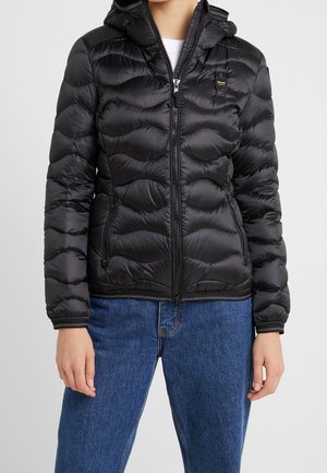 Schwarze gepolsterte Jacke mit Kapuze, die ein gestepptes Design und einen Reißverschluss hat. Die Ärmel verfügen über elastische Bündchen und sie hat zwei Seitentaschen.