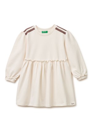 Cremefarbenes Langarmkleid für Kleinkinder mit braunen Schulterstreifen, geraffter Taille, elastischen Bündchen und kleinem, gesticktem "Love"-Detail am Saum.