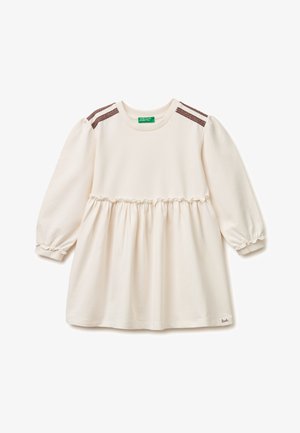 Vestido para niño pequeño de manga larga color crema con rayas marrones en los hombros, cintura fruncida, puños elásticos y pequeño detalle bordado de "amor" cerca del dobladillo.