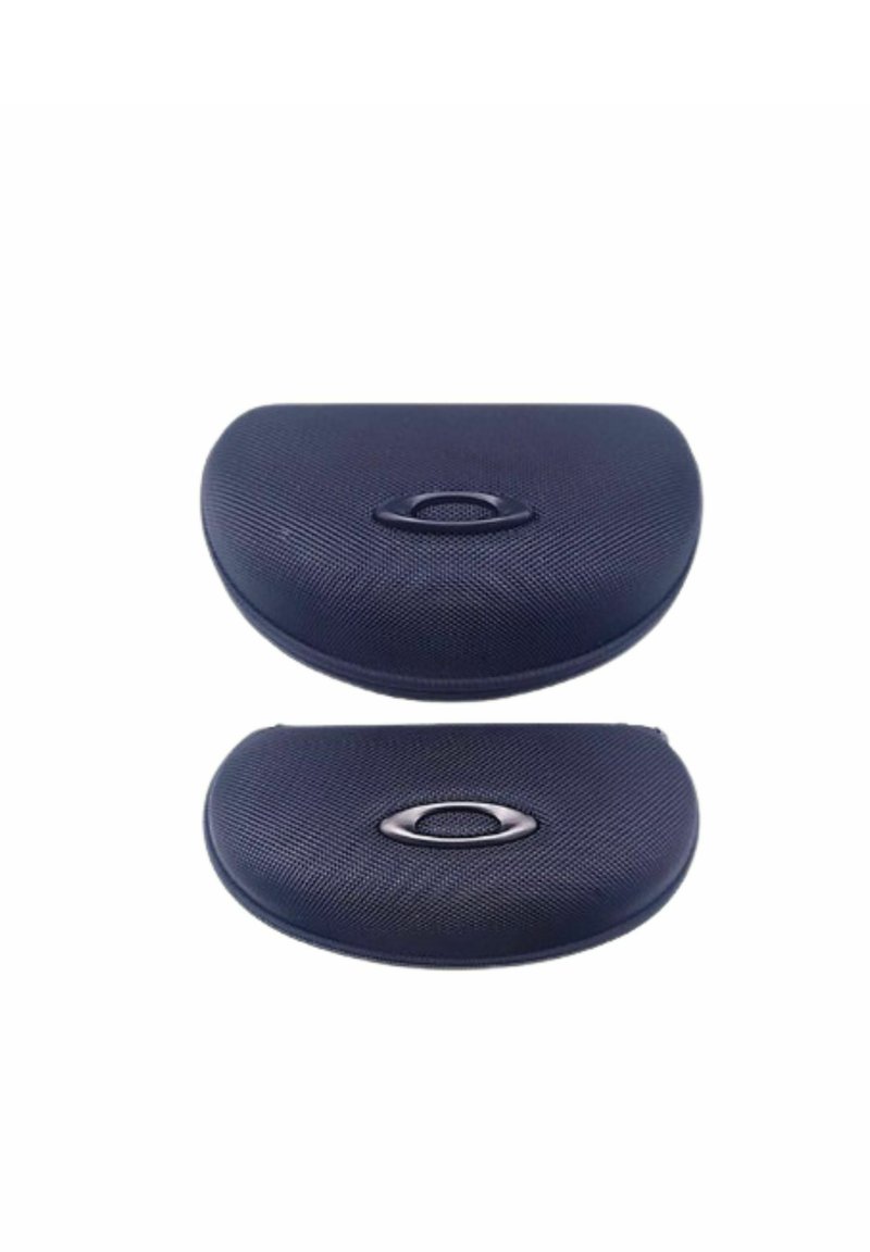 Deux étuis semi-rigides noirs avec surface texturée et logo Oakley en métal, conçus pour ranger des lunettes de soleil ou de vue.