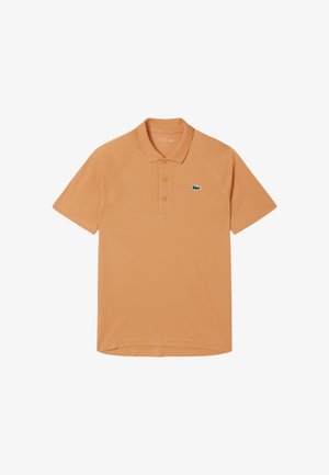 Oranje polo met korte mouwen, kraag, drie knopen en een klein groen krokodillenlogo op de linkerborst.