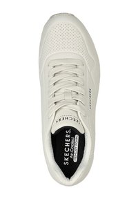 Sneaker Skechers bianchi con una tomaia liscia e perforata, punta arrotondata, lacci piatti e una soletta imbottita nera etichettata "Air-Cooled Memory Foam."