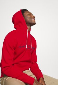 Tommy Hilfiger LOGO HOODY - Mikina s kapucňou - fireworks