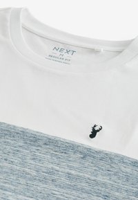 Hvid t-shirt med rund hals og en blå tekstureret horisontal stribe, med et lille sort hummerlogo på brystet. Regular fit.