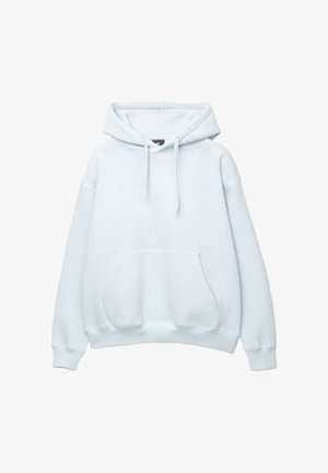 Lys blå hoodie lavet af blødt stof. Har en stor frontlomme, snore i hætten og ribbede manchetter og fald.