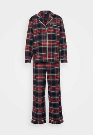 Ensemble de pyjama à carreaux rouges et bleu marine comprenant une chemise à manches longues avec boutons et poche poitrine, accompagnée de pantalons larges assortis avec des ourlets retournés.