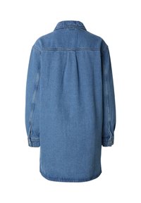 Overdimensjonert denimskjortekjole i lyseblått med lange ermer, krage og rett snitt, med et bakfold og mansjetter med knapper.
