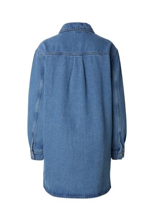Košilové šaty oversize z džínoviny v světle modré barvě s dlouhými rukávy, límečkem a rovný střihem, s zadním záhybem a manžetami na knoflíky.