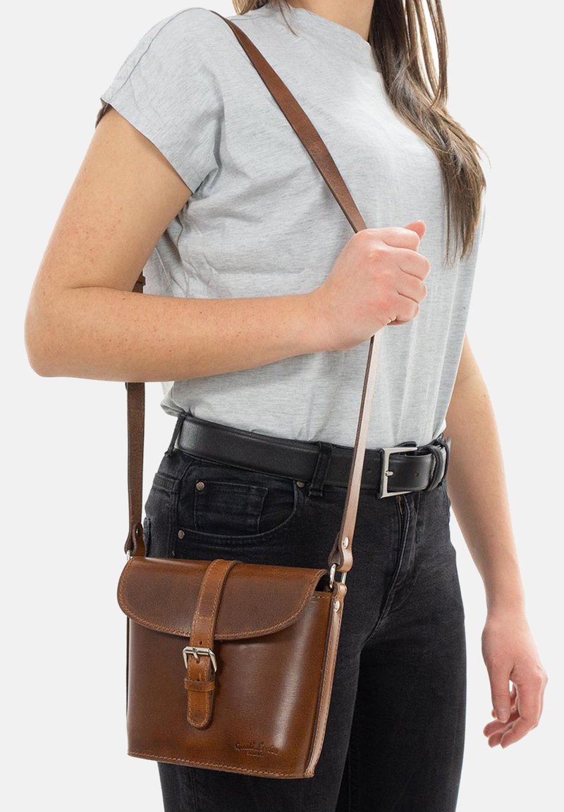 Gusti Leder Across body bag walnut/brown Zalando.de