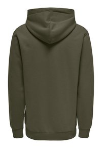 Sudadera con capucha en verde oliva, con una textura suave, mangas largas y un ajuste estándar, con dobladillo y puños acanalados.