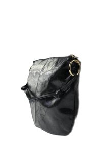 Sac à main en cuir noir avec une texture lisse et brillante, doté d'une fermeture éclair supérieure et d'accents en métal doré, y compris des anneaux circulaires sur les poignées.