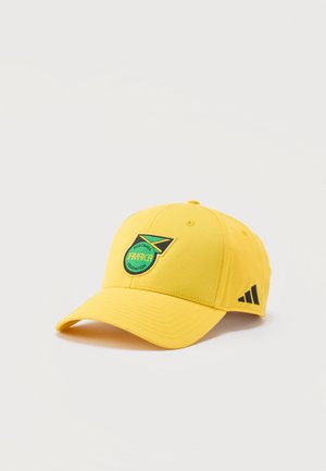 Cappellino da baseball giallo brillante con il logo della Jamaica Football Federation sulla parte anteriore e strisce nere Adidas sul lato, su sfondo bianco.