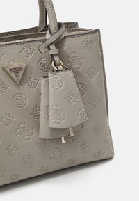 Borsa grigia in ecopelle goffrata, con un logo triangolare, un portachiavi decorativo e cuciture a contrasto. Gli accenti includono un motivo testurizzato.