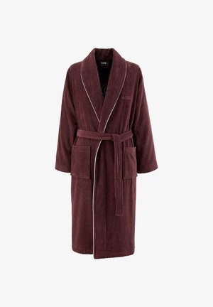Accappatoio in spugna color bordeaux scuro con colletto scialle, tasche frontali, cintura e logo "BOSS" discreto sul petto.