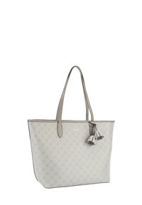 Szara torba na ramię z teksturowanego materiału, z subtelnym wzorem, dwoma długimi uchwytami i ozdobnymi frędzlami. Logo nadrukowane z przodu.