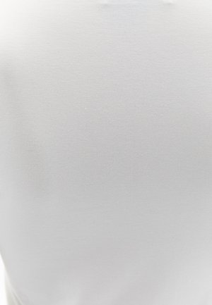 Hvid bomulds T-shirt, glat tekstur, tætsiddende design, rund halsudskæring, korte ærmer, ingen synlige logoer eller mønstre, enkel og plain udseende.