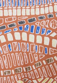 Motif abstrait avec des formes irrégulières en bleu, noir, crème et marron sur un fond orange texturé.