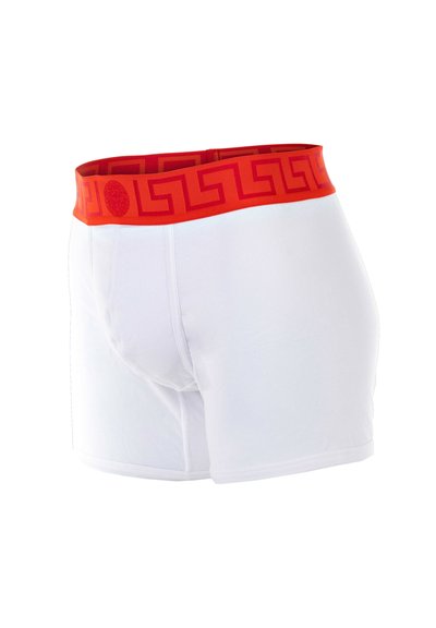 Weiße Boxershorts mit einem roten elastischen Bund, der ein geometrisches Muster aufweist. Der Stoff wirkt glatt und weich und sitzt eng.