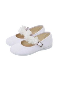Ballerine bianche in tessuto con superficie texturizzata, dotate di un accento floreale bianco e un cinturino argentato alla caviglia. Design con punta arrotondata.