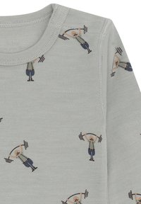 Tessuto grigio chiaro con piccoli uomini dei cartoni animati che sollevano pesi, vestiti con magliette a righe, pantaloni scuri e stivali, stampati su tutto il materiale.