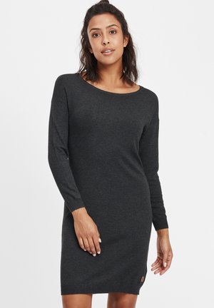 Robe en tricot gris foncé, manches longues, décolleté rond, texture douce, silhouette ajustée, avec une petite étiquette de logo près de l'ourlet.