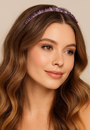Bandeau en pierres précieuses violettes avec une base transparente, présentant des pierres lisses et arrondies. Porté sur des cheveux ondulés et bruns, sur un fond neutre.