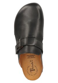 Schwarze Lederclogs mit glatter Oberfläche, ausgestattet mit einem breiten Riemen und einer Schnallenverzierung. Innen befindet sich eine braune Innensohle mit Branding.