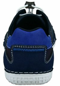 Marineblaue Wildleder-Sneaker mit einer weißen Gummisohle, gestickten Akzenten und einem elastischen Schnürsystem. Verfügt über einen gepolsterten Schaft für zusätzlichen Komfort.