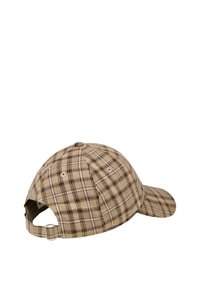 Cappello a quadri marrone e beige con visiera curva, cinturino in tessuto e accessori in metallo argentato. Presenta fori di ventilazione sulla corona.