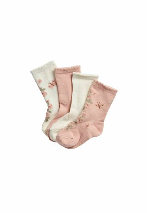 Fire babysokker i bløde lyserøde og hvide farver, to med blomsterprint og to ensfarvede, arrangeret overlappende på hvid baggrund.