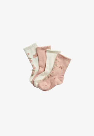 Fire babysokker i bløde lyserøde og hvide farver, to med blomsterprint og to ensfarvede, arrangeret overlappende på hvid baggrund.