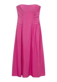 Abito midi senza spalline in tessuto rosa brillante, caratterizzato da arricciature laterali e un design fluido e liscio con una texture uniforme.
