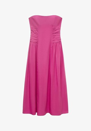 Rochie fucsia fără bretele din țesătură fină, cu părți adunate, corset strâmt și fustă evazată în formă de A.