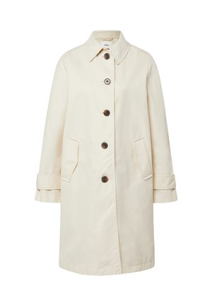Beżowy płaszcz do kolan z klasycznym kołnierzem, pięcioma ciemnymi guzikami z przodu, dwoma skośnymi kieszeniami oraz mankietami na długich rękawach.