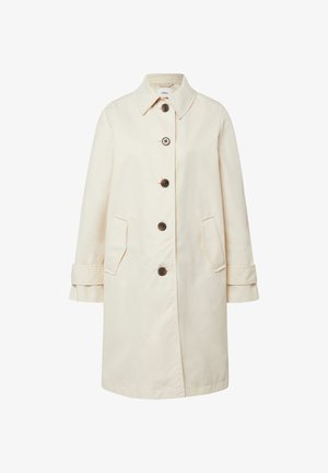 Beżowy płaszcz do kolan z klasycznym kołnierzem, pięcioma ciemnymi guzikami z przodu, dwoma skośnymi kieszeniami oraz mankietami na długich rękawach.