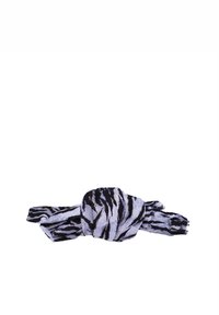 Sciarpa a stampa zebra in bianco e nero con un centro annodato. Realizzata in tessuto morbido con una finitura testurizzata, presenta bordi frangiati.