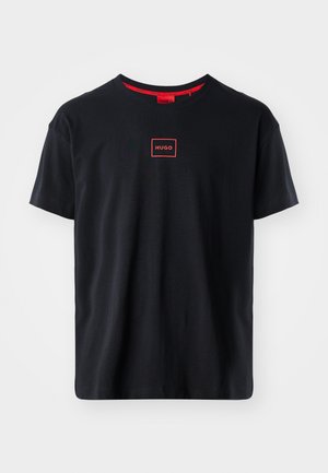 Sort bomulds t-shirt med rund hals, korte ærmer og et rødt rektangulært logo med ordet "HUGO" på brystet.