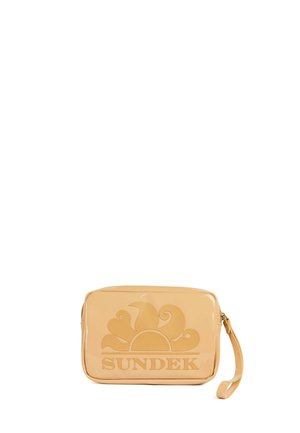 Bustina rettangolare marrone chiaro con cinturino da polso, motivo a rilievo di sole e onda e logo "SUNDEK" sul davanti.