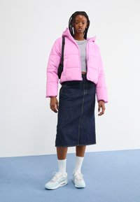 Nike Sportswear Žieminė striukė - beyond pink/white