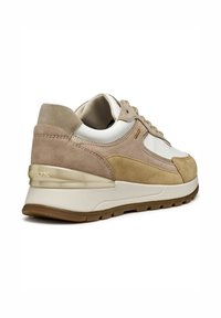 Baskets beiges et blanches avec une tige en daim et en cuir, dotées d'une semelle amortissante, d'un système de laçage et d'un logo Geox sur le talon.