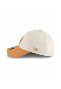 Gorra de béisbol con corona crema y visera naranja. Presenta bordado en relieve en la parte frontal y un logo en el costado. Material de algodón.