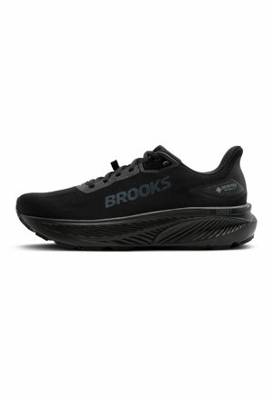 Zwarte Brooks Ghost hardloopschoen met dikke zool, veterontwerp en Gore-Tex Invisible Fit-label op de hiel.