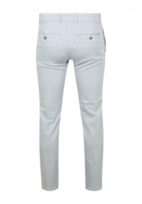 Lichtgrijze broek met een slim fit, voorzien van een soepele textuur, twee achterzakken met messing knopen en gestikte details langs de naden.