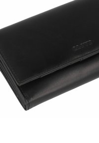 Portafoglio in pelle nera presenta un design elegante e rettangolare con una superficie liscia e cuciture sottili. Nome del marchio impresso sul davanti.